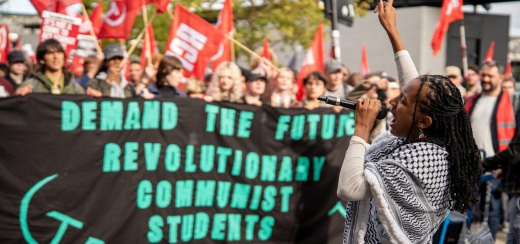 Demand the impossible, Demand the future!